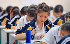 <strong>陪同列位家长以及学生正在教育道上一曲</strong>